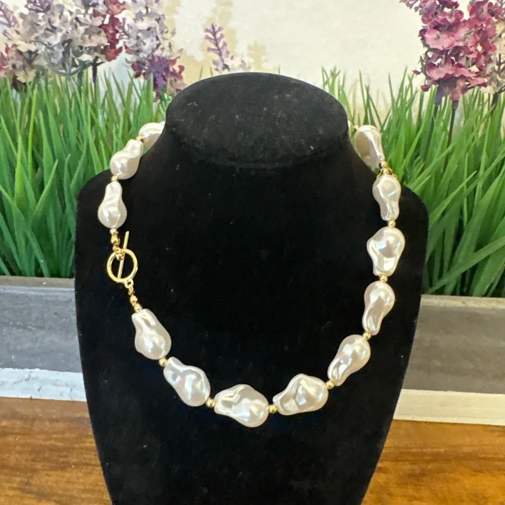 Elegant Gold and White Pearl Necklace
